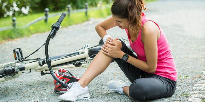 Wound healing: leave a wound exposed or not? On popular assumptions and role of vitamins