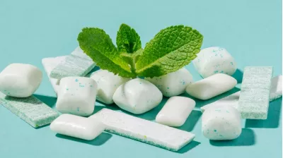 Is chewing gum bad for your health? Chewing gum exposes us to microplastics and may ruin dental health